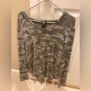 Long sleeve hooded camo jersey.